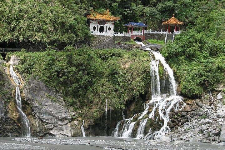 2-Day Taroko Gorge & Yilan Cultural Tour from Taipei — Marble Gorge Adventure photo 3