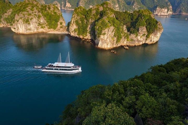 Luxurious Ha Long Bay & Lan Ha Bay One-Day Cruise on JadeSails