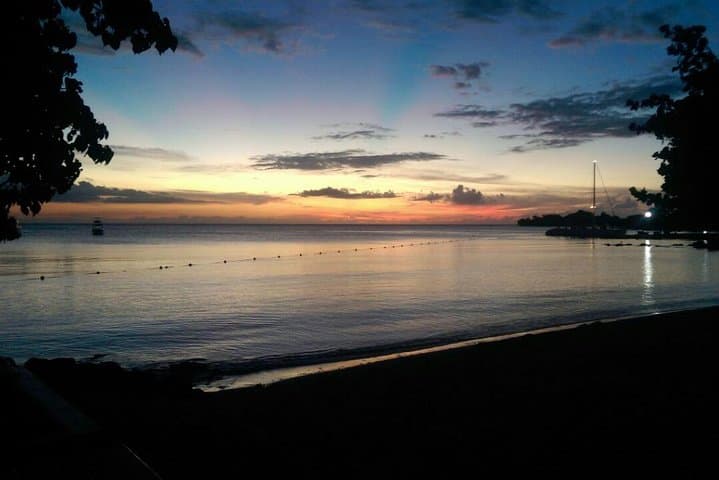 Cliffs, Sunsets & Shopping: Rick's Cafe Day Trip from Negril