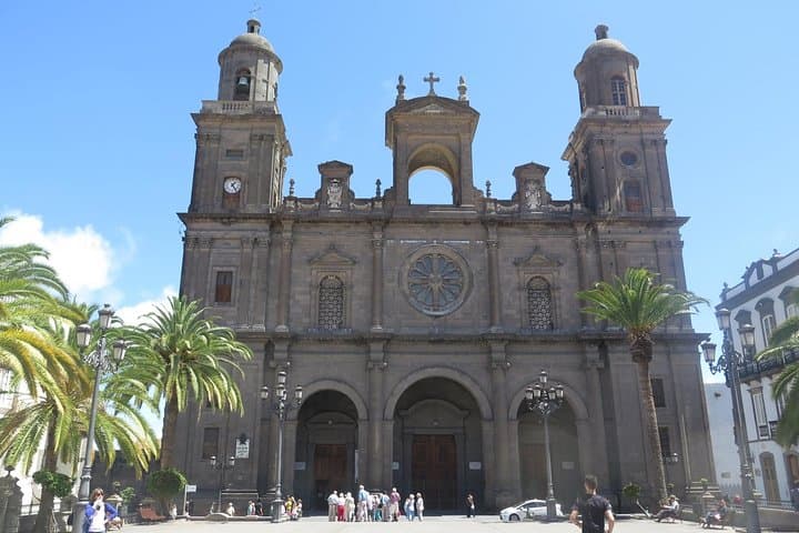Tuk-Tuk Neighbourhoods Tour in Las Palmas de Gran Canaria — Electric City Ride Through Vegueta & La Isleta photo 2