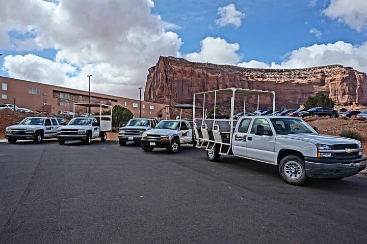 3-Hour Sunrise & Sunset 4x4 Tour in Monument Valley: John Ford's Point to Ear of the Wind photo 3