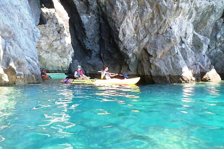 Kayak from Sesimbra to Ribeira do Cavalo: Caves, Tunnels & Arrábida Coast photo 4