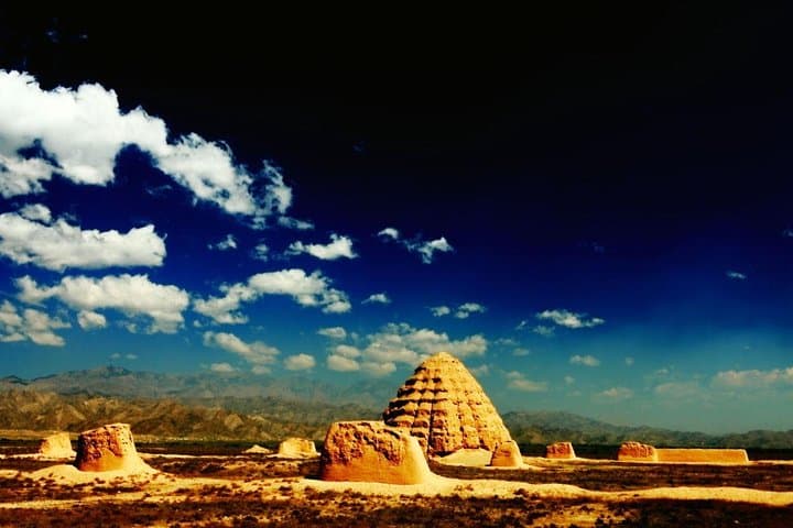 Explore the Western Xia Tombs: Private Day Trip from Yinchuan