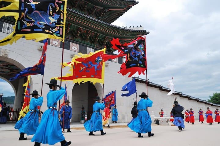 Seoul Palace Morning Tour — Gyeongbokgung, Jogyesa & Blue House Drive-By photo 4