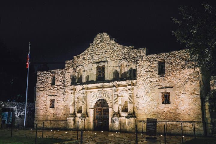 San Antonio Apparitions Ghost Tour: Evening Walking Tour of the Alamo & River Walk Haunts