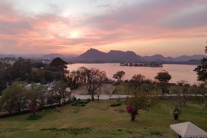 Sunset Elegance on Lake Pichola: Shared Evening Boat Cruise in Udaipur photo 4