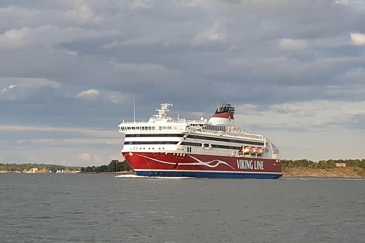 Tallinn Day Trip from Helsinki: Luxury Ferry, Old Town & Kadriorg Park photo 4