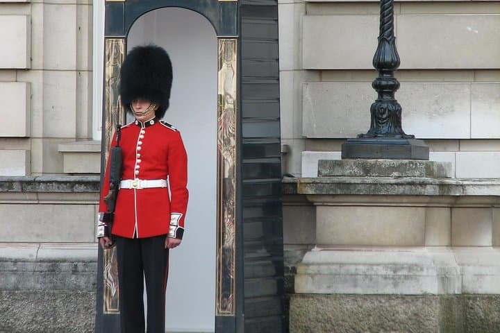 Westminster & National Gallery Family Walking Tour — Kid-Friendly Private Guide in London photo 5