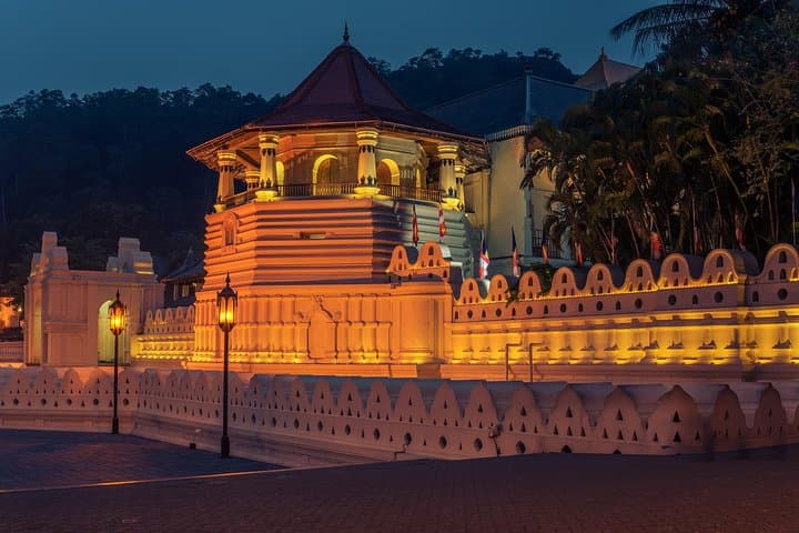 Temple of the Sacred Tooth Relic: Skip-the-Line Guided Visit in Kandy photo 4