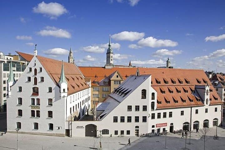 Munich Day Trip from Frankfurt — Coach Sightseeing to Marienplatz, Hofbräuhaus & Nymphenburg photo 3