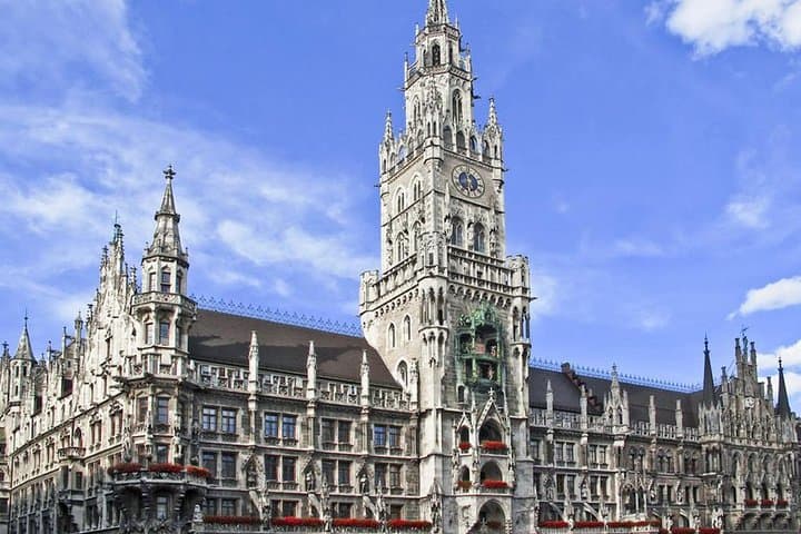 Munich Day Trip from Frankfurt — Coach Sightseeing to Marienplatz, Hofbräuhaus & Nymphenburg photo 4