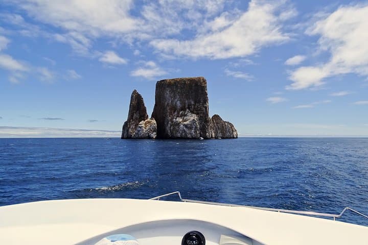 Day Trip to Kicker Rock (León Dormido) — Snorkel with Hammerheads from San Cristóbal