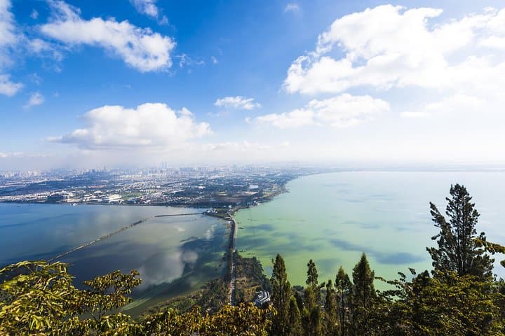 Private Kunming City Tour: Dragon Gate, Huating Temple & Daguan Pavilion