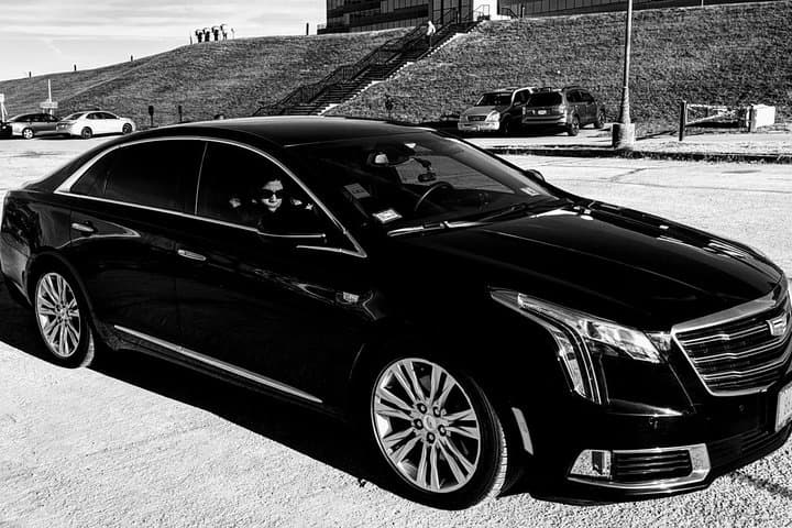 Private Sedan Transfer from Chicago Downtown to O'Hare Airport — Door-to-Terminal Luxury Service photo 2