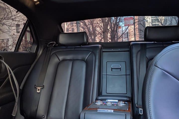 Private Sedan Transfer from Chicago Downtown to O'Hare Airport — Door-to-Terminal Luxury Service photo 3