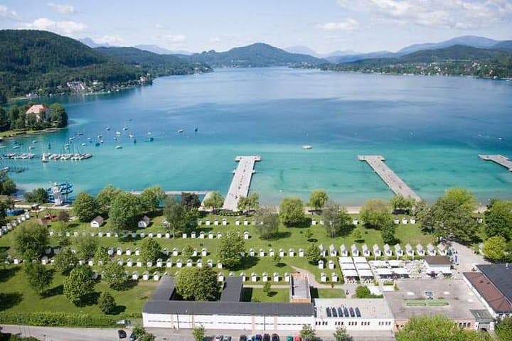 Zagreb to Klagenfurt: Affenberg Monkey Park & Minimundus Day Trip