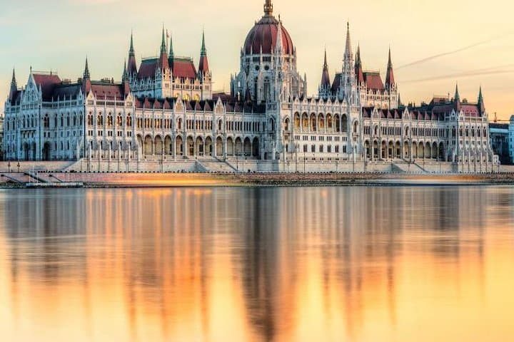 Zagreb to Budapest Private Day Trip: Danube Views, Castle District & Market Hall