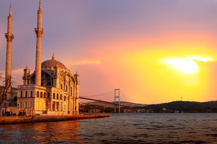 Bosphorus to Beşiktaş: Full-Day Cruise, Dolmabahçe Palace & Eyüp Sultan Tour