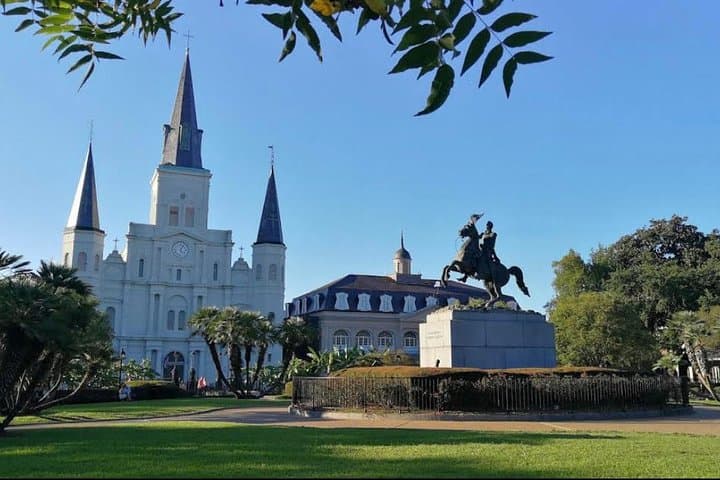 New Orleans City Tour — French Quarter, Garden District & Cemetery: 3-Hour Guided Bus Experience
