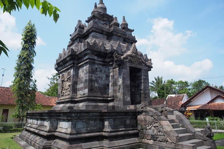 Discover Dieng Plateau: Sikidang Crater, Arjuna Temples & Color Lake photo 2