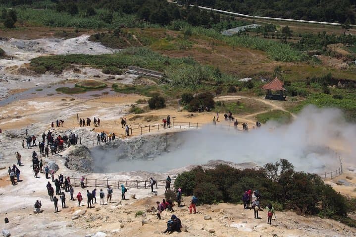 Discover Dieng Plateau: Sikidang Crater, Arjuna Temples & Color Lake photo 3