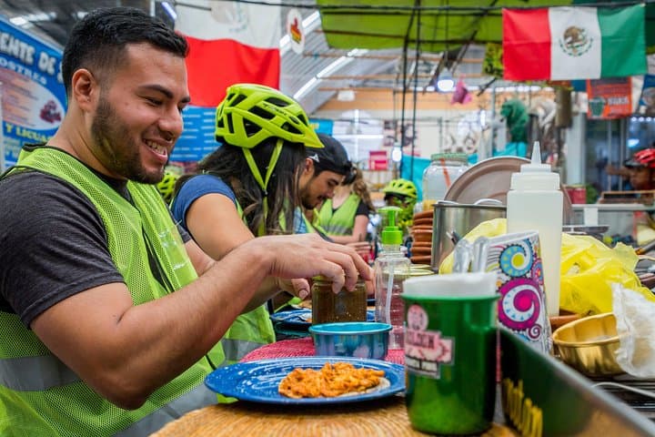 Foodie Lovers and Trendy CDMX E-Bike Tour — Chapultepec to Reforma photo 2