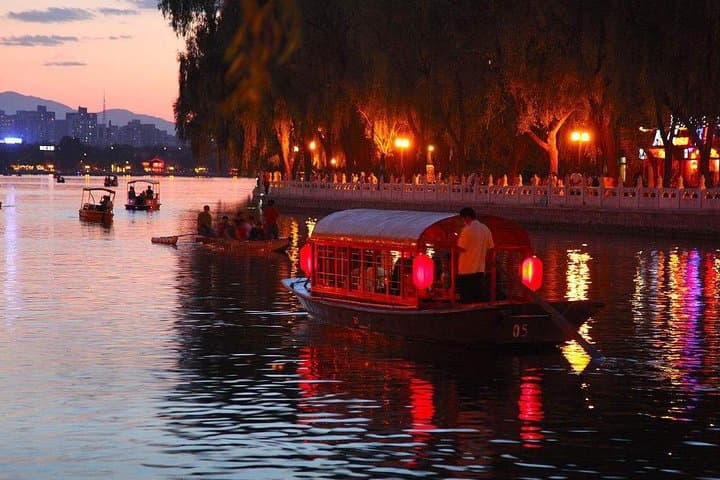 Beijing Hutong Night Tour: Yunnan Dinner & Private Houhai Boat Ride photo 1