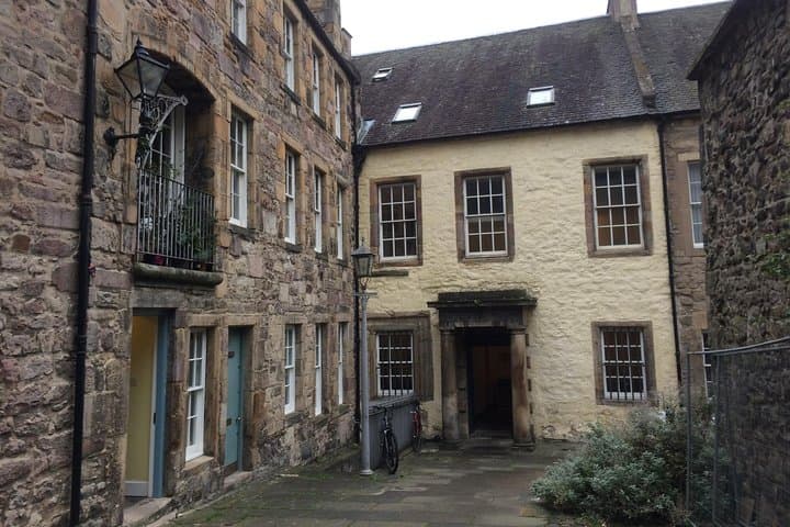 Edinburgh Old Town Walking Tour — Royal Mile History & Hidden Graveyards photo 6