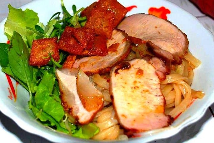 Hoi An Evening Street Food Walking Tour — Private Culinary Walk Through Old Town