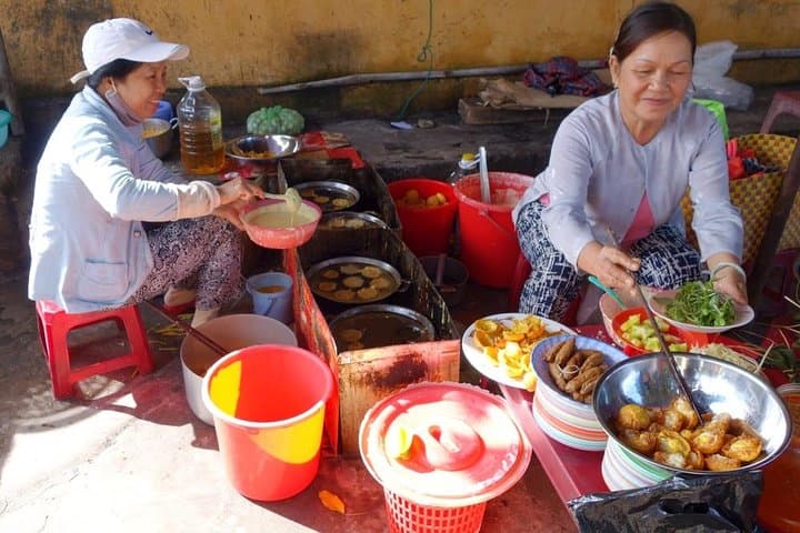 Hoi An Evening Street Food Walking Tour — Private Culinary Walk Through Old Town photo 4