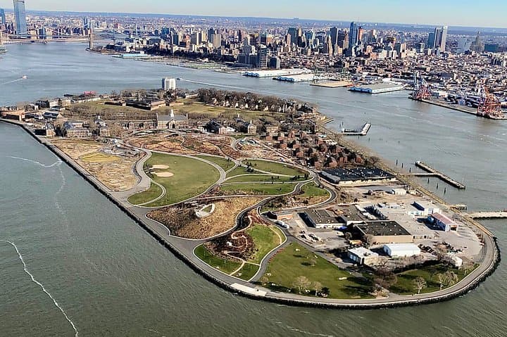 Big Apple Helicopter Tour: Manhattan Skyline Flight from Downtown Heliport photo 5