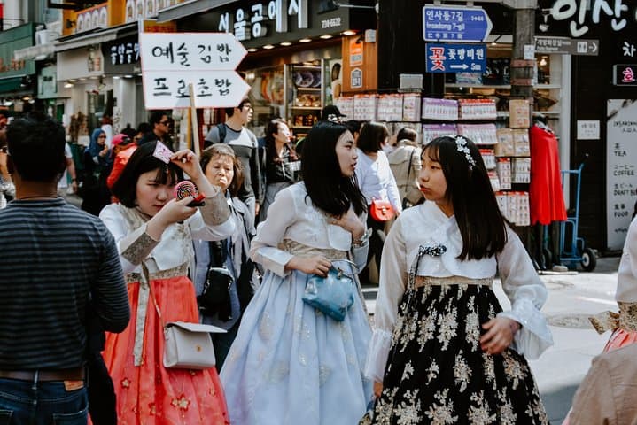 Explore Insadong: Private 3-Hour Art & Tea Walking Tour in Seoul
