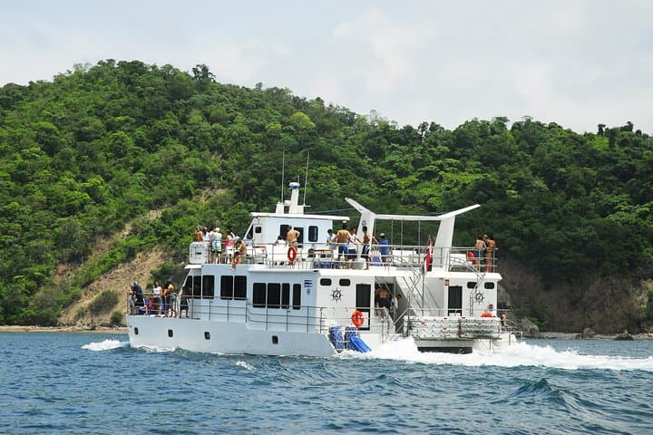 Tortuga Island Cruise from Puntarenas: Day Trip to Isla Tortuga