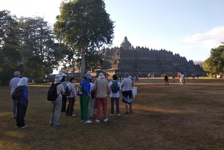 Sunrise at Borobudur: Private Guided Tour with Expert