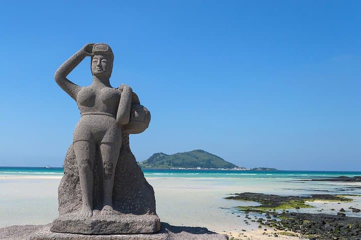 Jeju Private Full-Day Highlights Tour: Seongsan Ilchulbong, Manjanggul & Haenyeo Experience photo 3