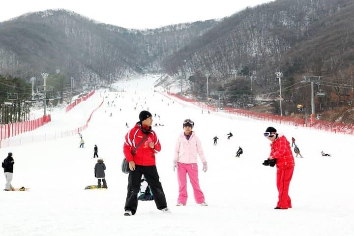 Full-Day Ski Tour to Jisan Ski Resort from Seoul — Lessons, Rentals & Snow Fun photo 6