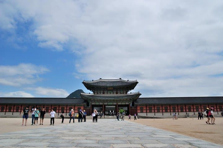 Seoul Palace Morning Tour — Gyeongbokgung, Jogyesa & Blue House Drive-By photo 5