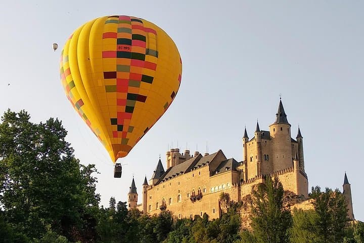 Sunrise Hot-Air Balloon Over Segovia: Aqueduct & Alcázar Aerial Flight