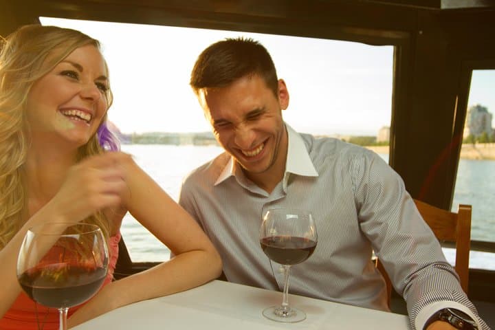 Budapest Danube Booze Cruise: 1-Hour Sightseeing with Drinks photo 4