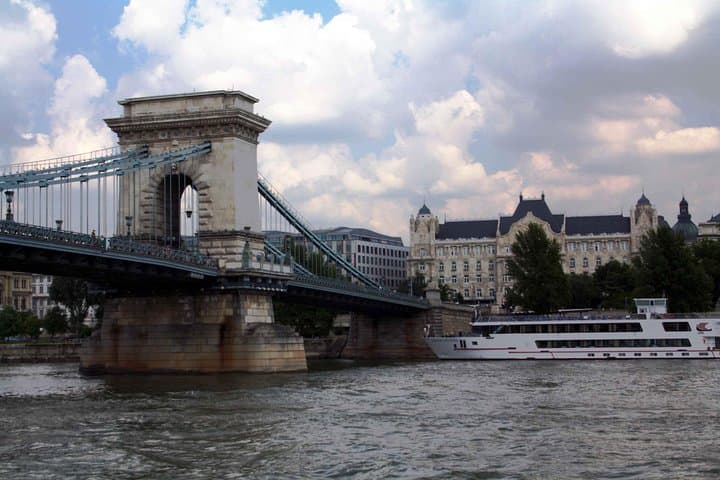 Budapest Danube Booze Cruise: 1-Hour Sightseeing with Drinks photo 3