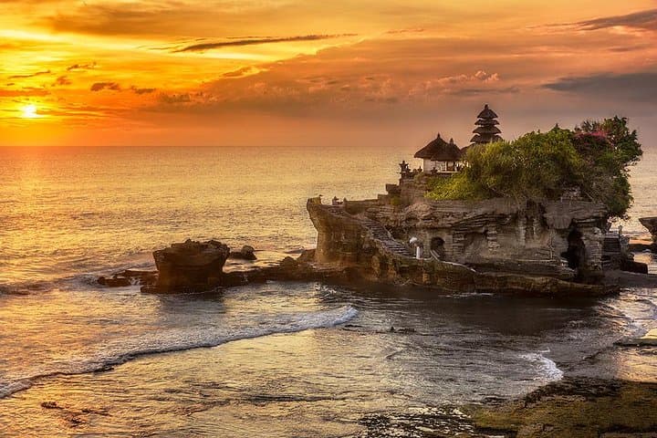Ulun Danu & Tanah Lot Sunset Tour — Bedugul Temples, Handara Gate & Wanagiri Views photo 5
