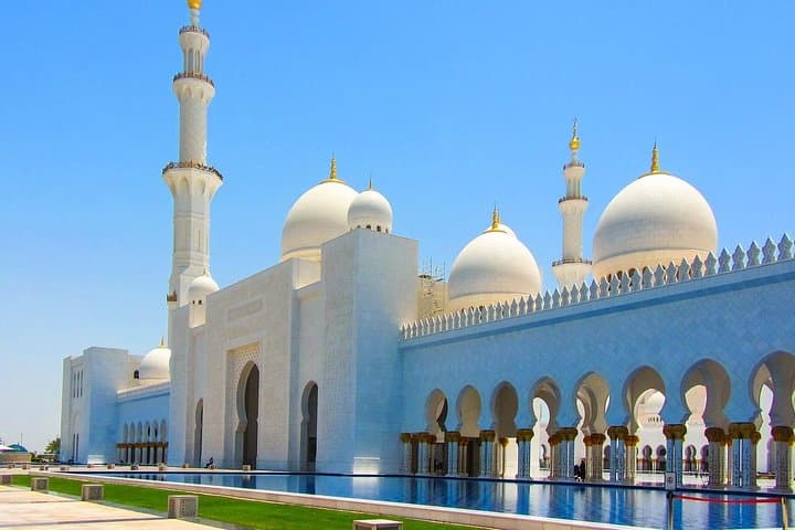 Full-Day Abu Dhabi Guided Tour from Dubai: Mosque, Palace & Corniche Highlights