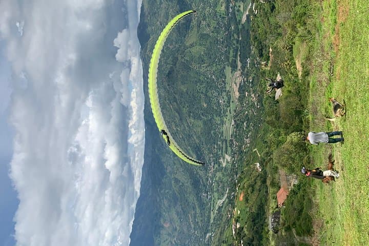Medellín Paragliding Tour: Tandem Flights Over the Aburrá Valley