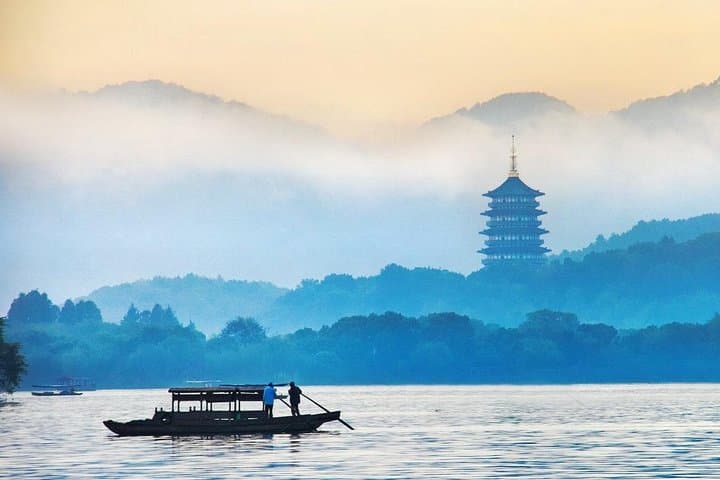 West Lake Private Day Tour: Lingyin Temple, Longjing Tea & Boat Cruise photo 2