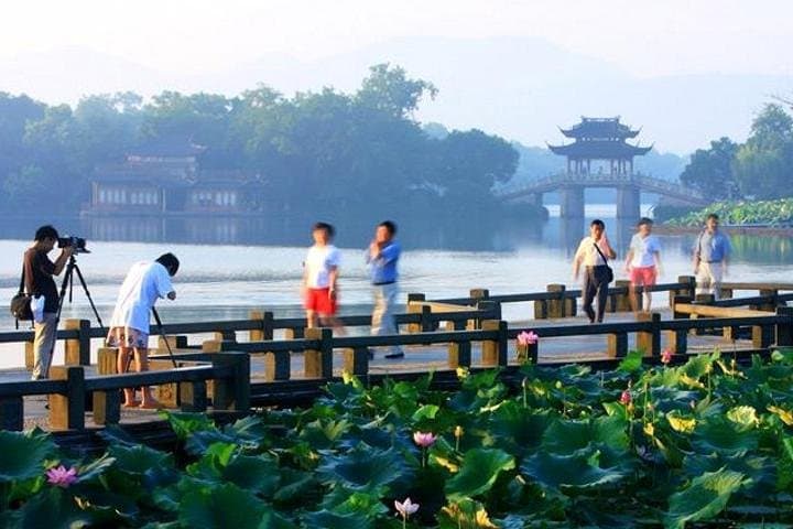 Customizable Full-Day Hangzhou Highlights — West Lake, Longjing Tea & Lingyin Temple