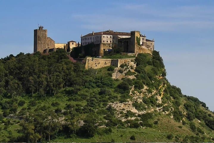 Day Trip to Arrábida & Sesimbra: Wine Tasting, Castles, and Coastal Views from Lisbon