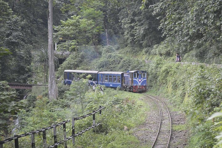 Sikkim & Darjeeling 7 Nights: Scenic Tour with Toy Train, Tea Gardens & Himalayan Views photo 2