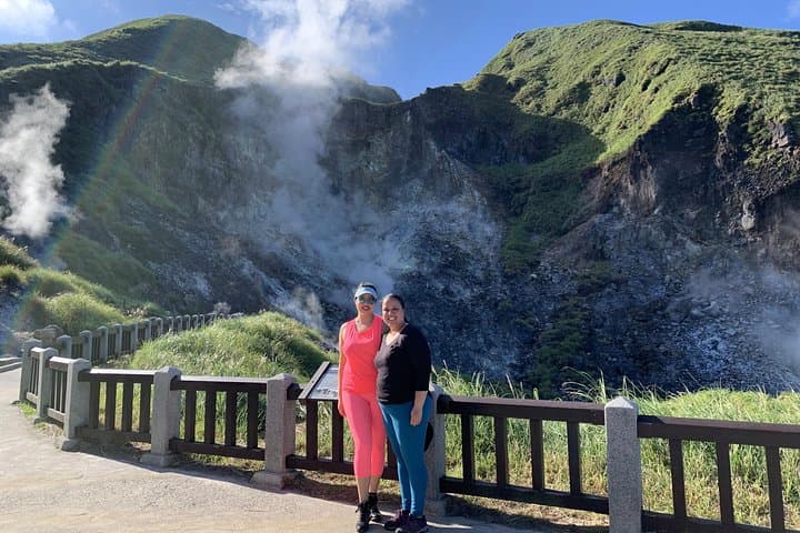 Private Yangmingshan Volcano Tour — Hike Qixing and See Hot Springs photo 2