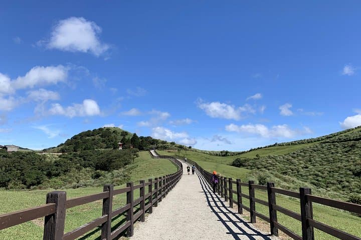 Private Yangmingshan Volcano Tour — Hike Qixing and See Hot Springs photo 3