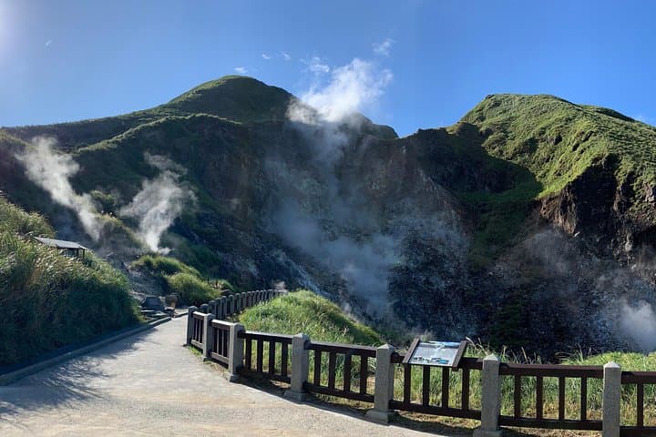 Private Yangmingshan Volcano Tour — Hike Qixing and See Hot Springs